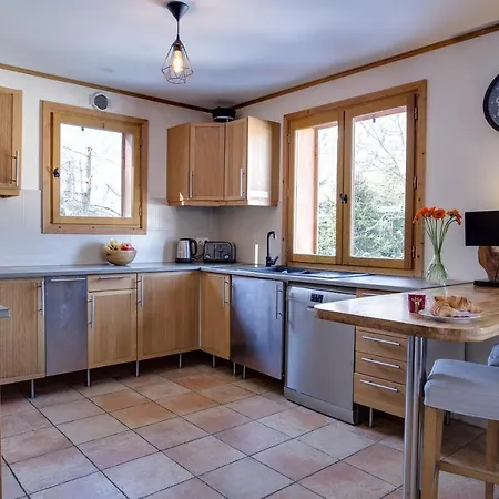 Chalet Large Chalet, Sleeps 12, 200m2, 5 Bedroom, 4 Bathroom, Garden, Jacuzzi, Sauna Chamonix